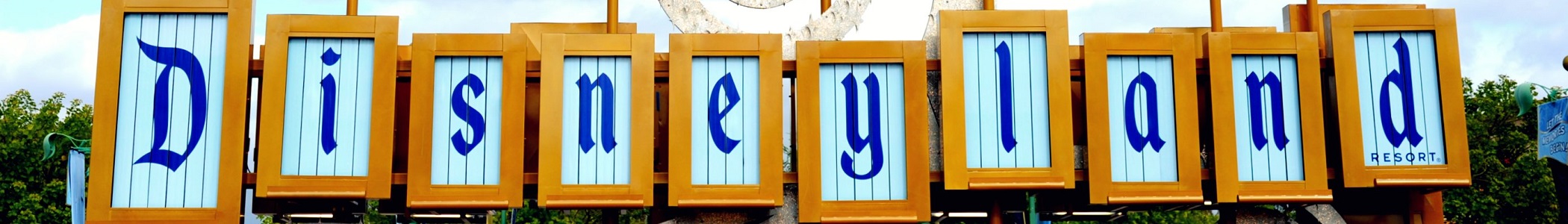 Disneyland sign at the resort entrance